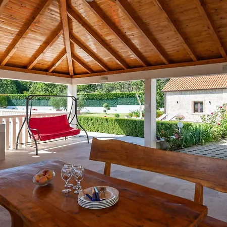 Charmante Ferienvilla In Blato na Cetini